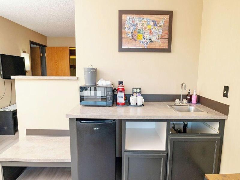 Rose City Inn And Suites image