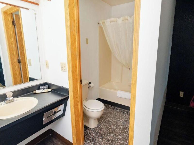 Rose City Inn And Suites image