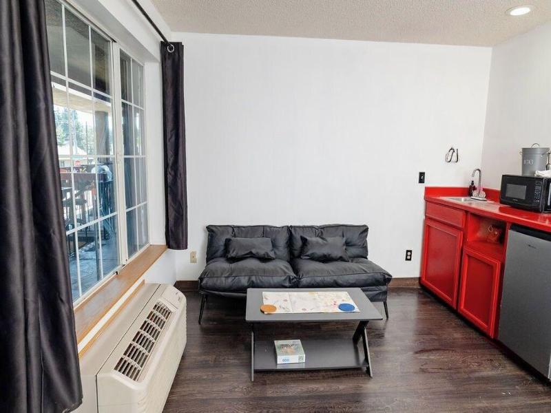 Rose City Inn And Suites image
