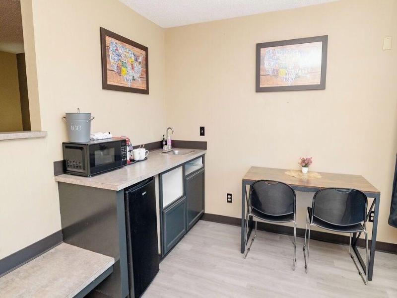 Rose City Inn And Suites image