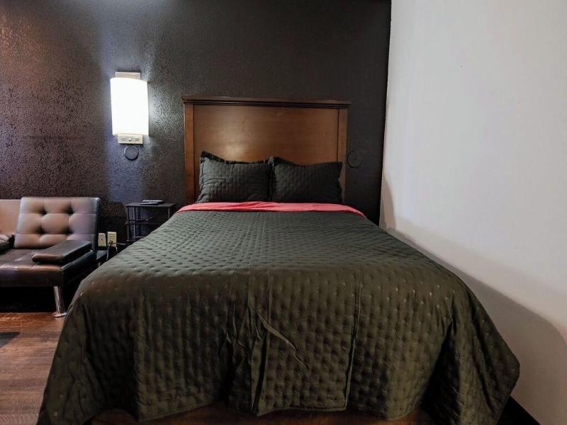 Rose City Inn And Suites image