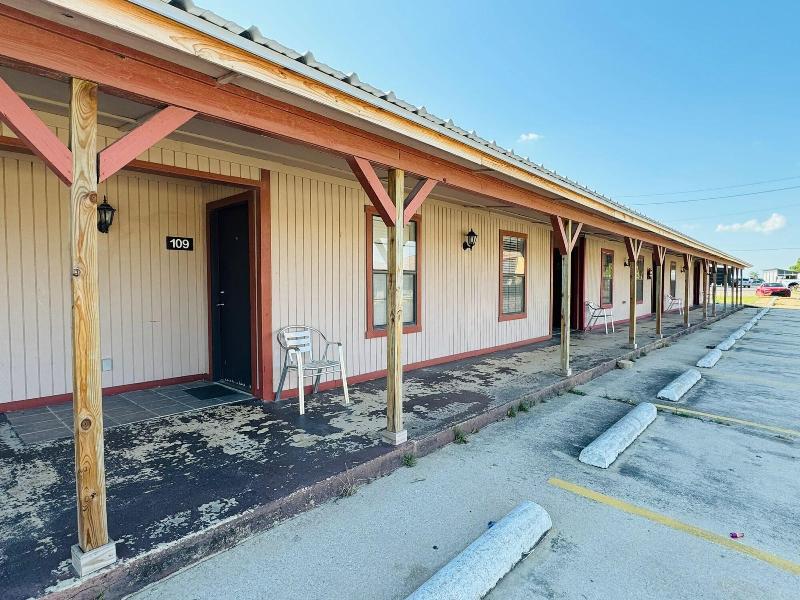 Four Horsemen Hotel — general view