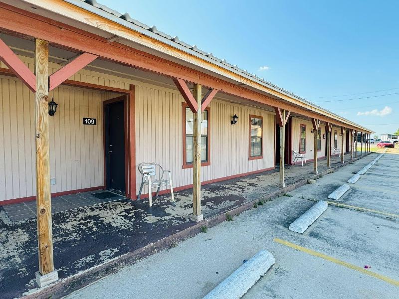 Four Horsemen Hotel image