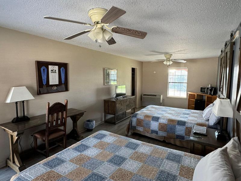 Four Horsemen Hotel image