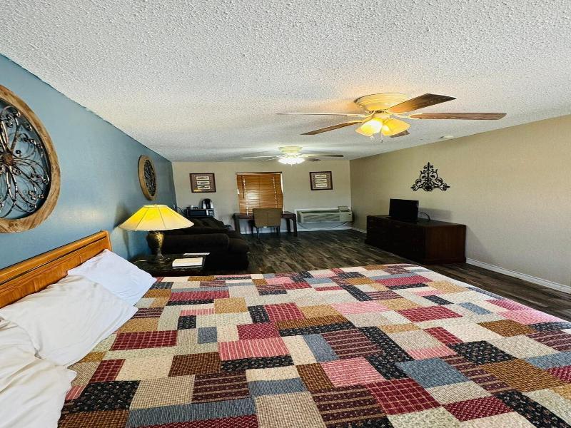 Four Horsemen Hotel image