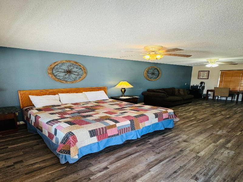 Four Horsemen Hotel image