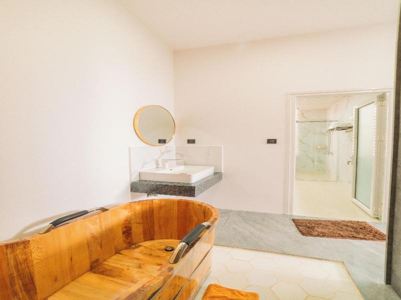Quy Tai Premium Hotel image