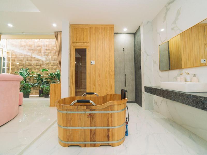 Quy Tai Premium Hotel image