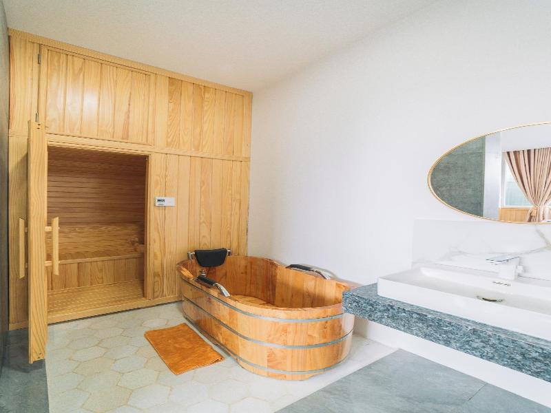 Quy Tai Premium Hotel image