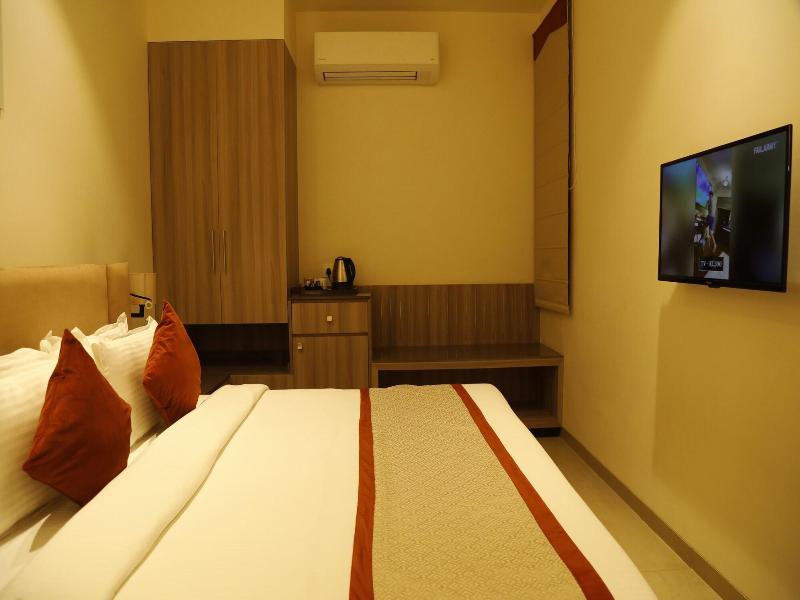 Hotel The Royal Vista image