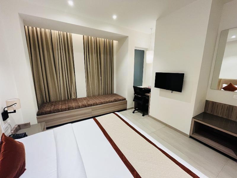 Hotel The Royal Vista image