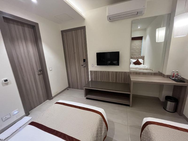 Hotel The Royal Vista image