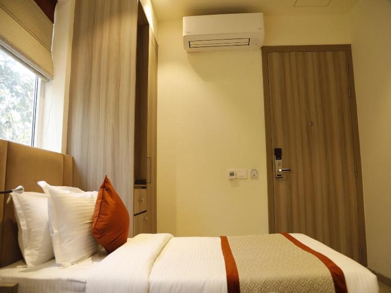 Hotel The Royal Vista image
