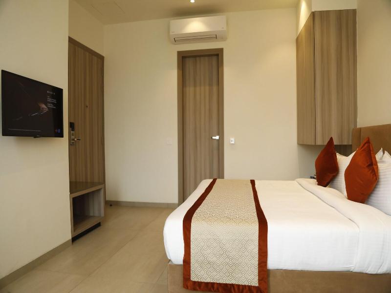 Hotel The Royal Vista image