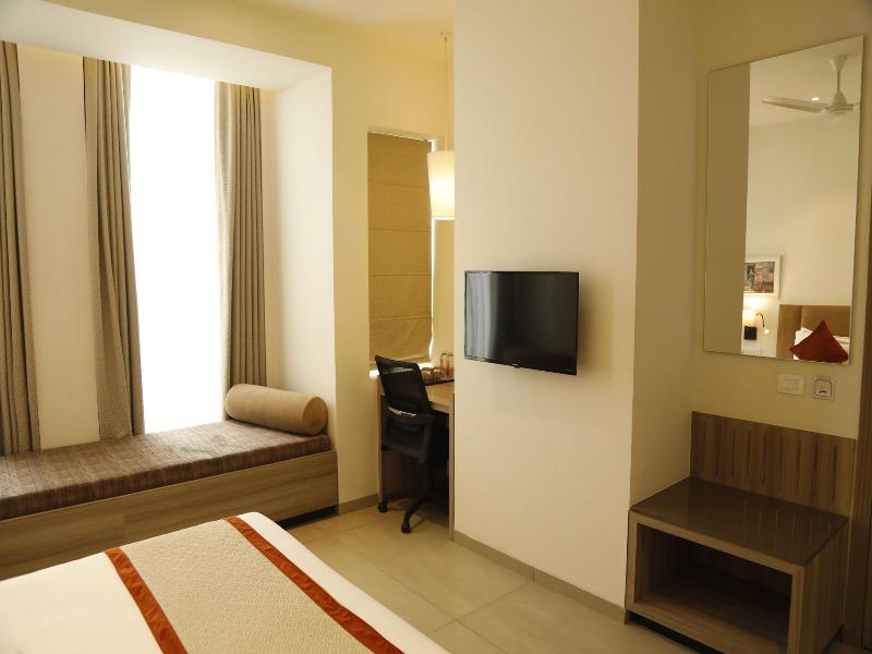 Hotel The Royal Vista image