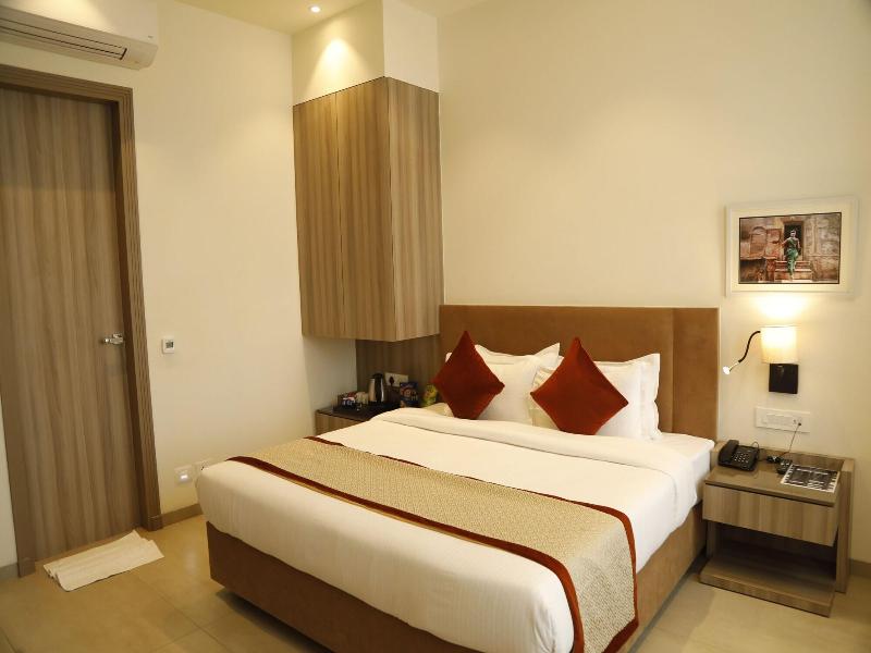 Hotel The Royal Vista image