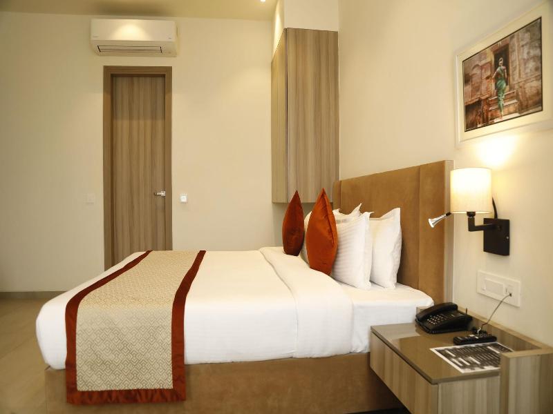 Hotel The Royal Vista image
