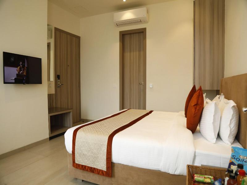 Hotel The Royal Vista image