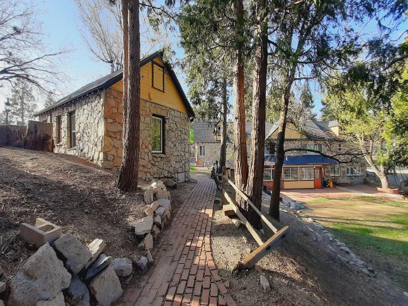 Sherwood Arms Motel image