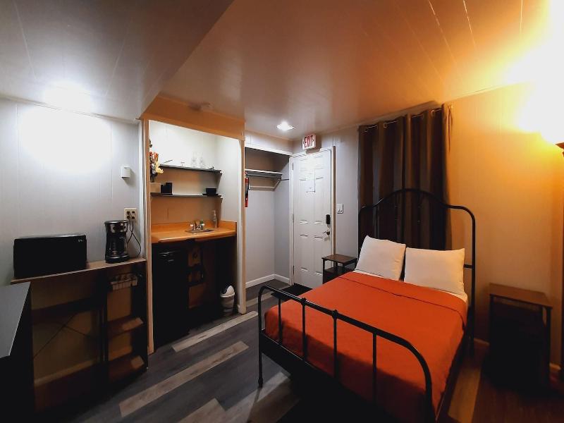 Sherwood Arms Motel image