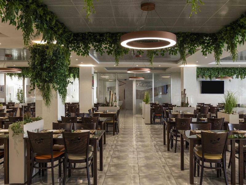 Mã¶venpick Resort And Spa Fruske Terme image