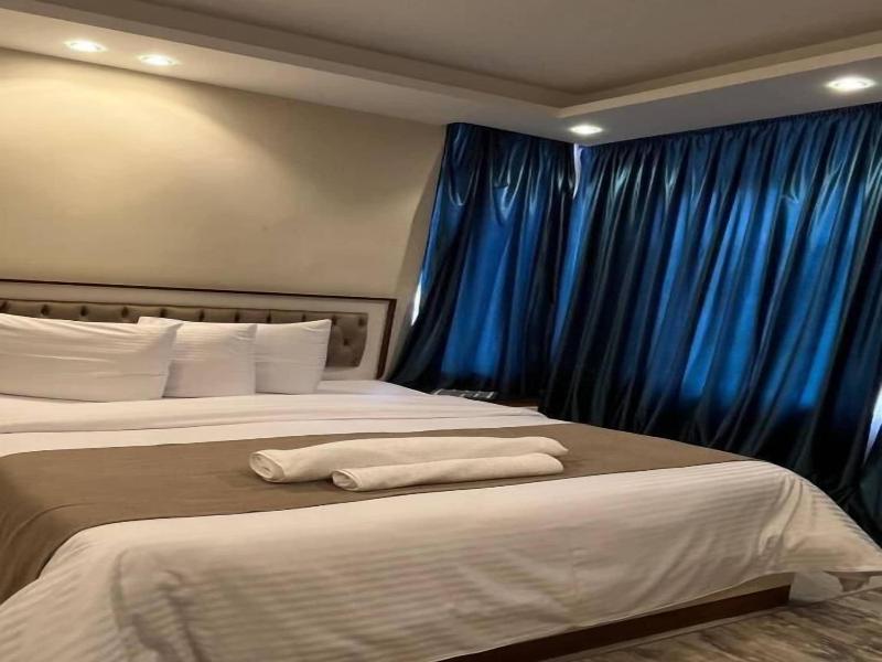 Sun City Hotel image