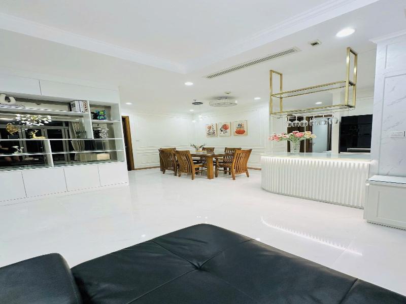 Cozy- Vinhomes Central Park Apartments image