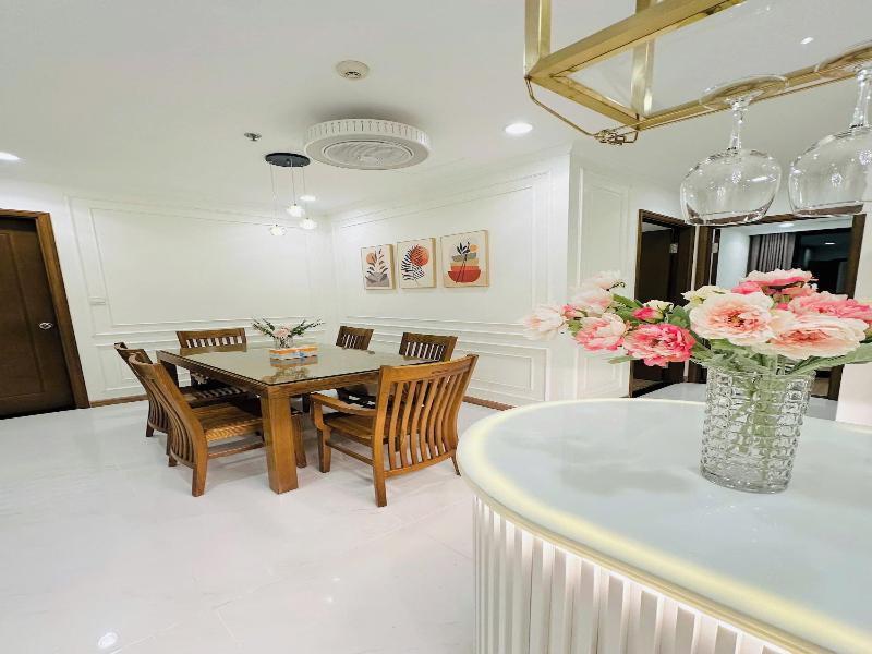 Cozy- Vinhomes Central Park Apartments image