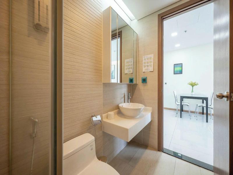 Cozy- Vinhomes Central Park Apartments image
