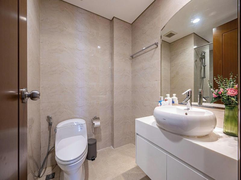 Cozy- Vinhomes Central Park Apartments image
