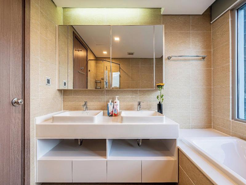 Cozy- Vinhomes Central Park Apartments image