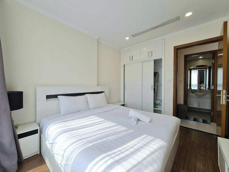 Cozy- Vinhomes Central Park Apartments image