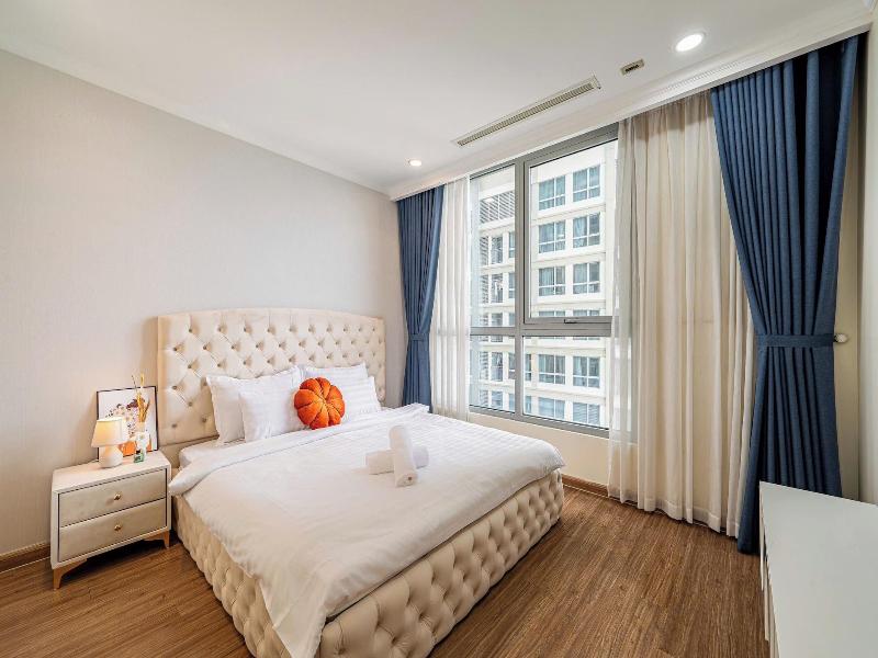Cozy- Vinhomes Central Park Apartments image