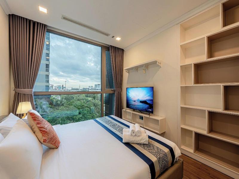 Cozy- Vinhomes Central Park Apartments image
