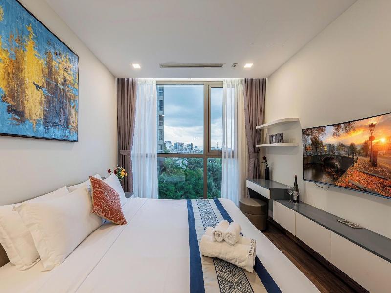Cozy- Vinhomes Central Park Apartments image