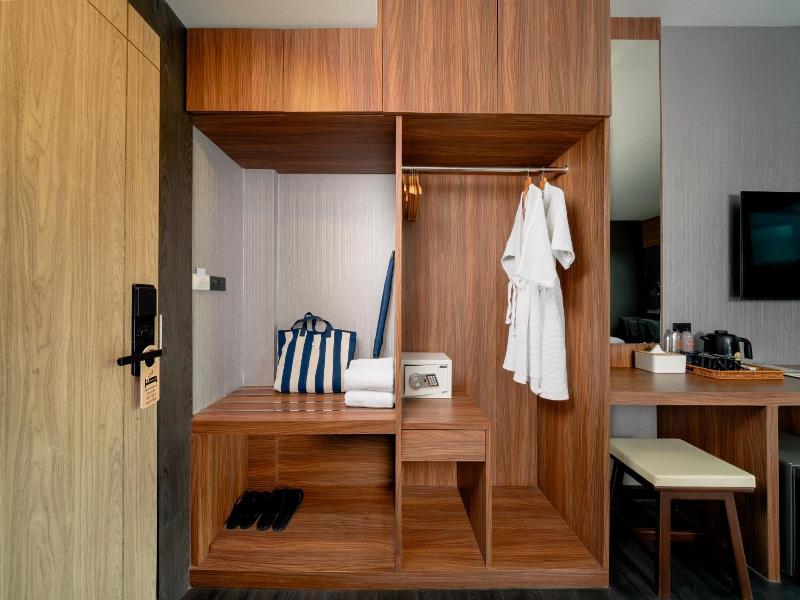 Happy Hotel image