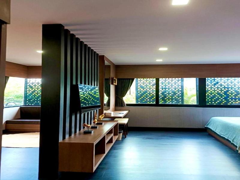 Happy Hotel image