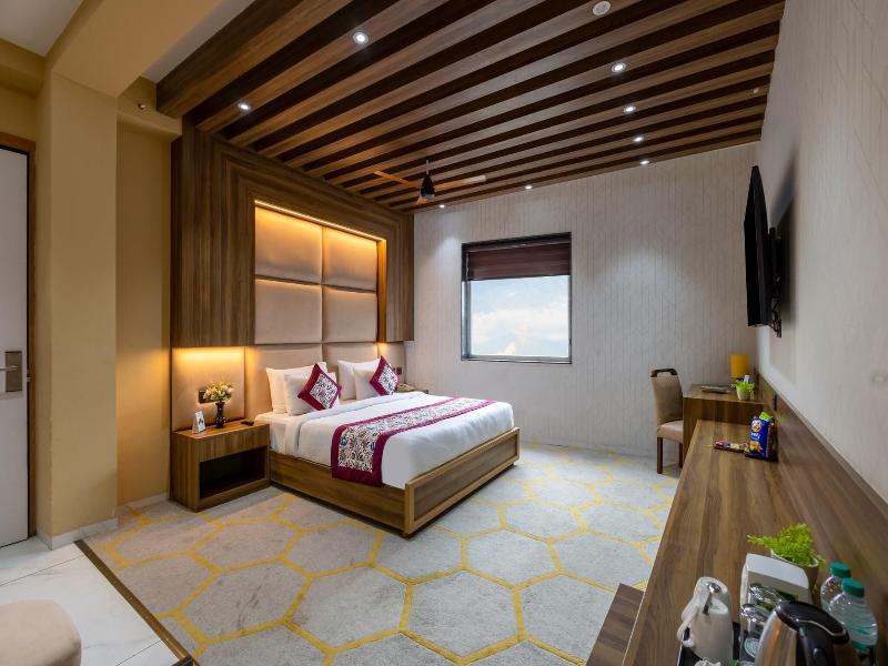 The Sm Hotel By Rmr Hotels image