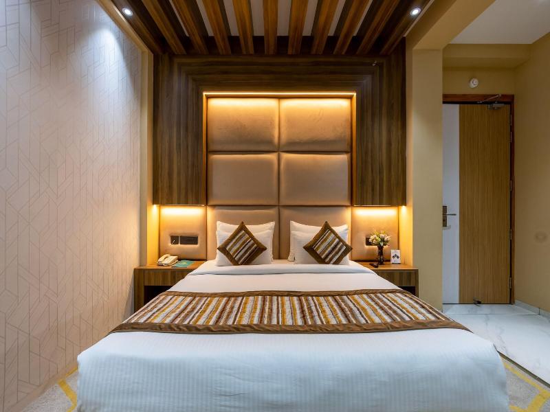 The Sm Hotel By Rmr Hotels image