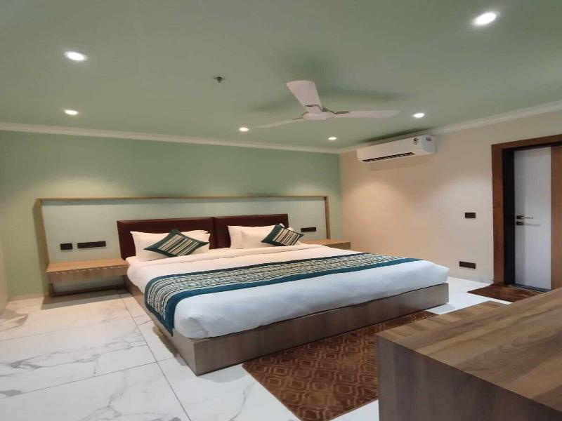 The Sm Hotel By Rmr Hotels image