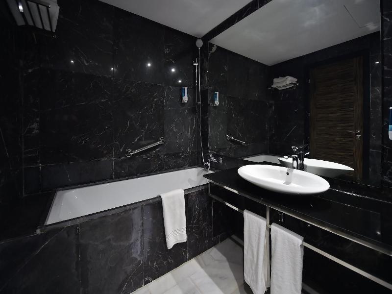 Suites Hotel Le Yacht image