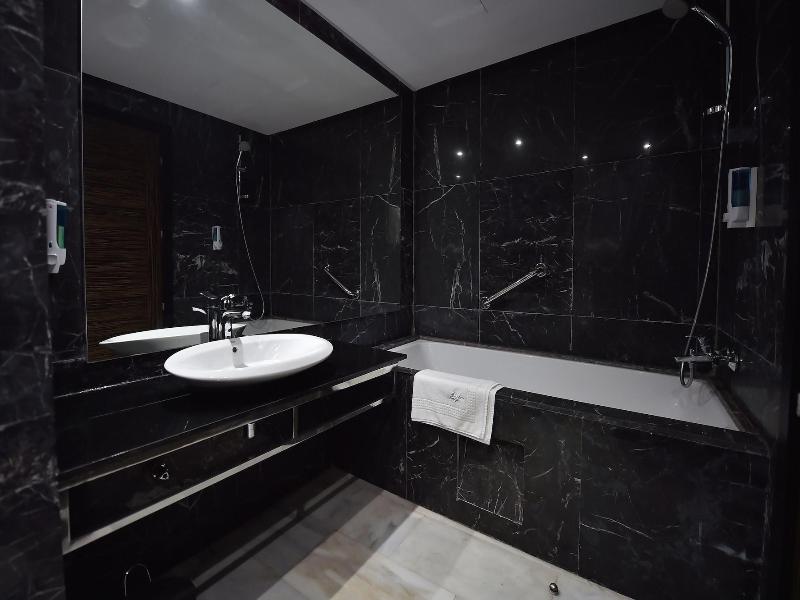 Suites Hotel Le Yacht image