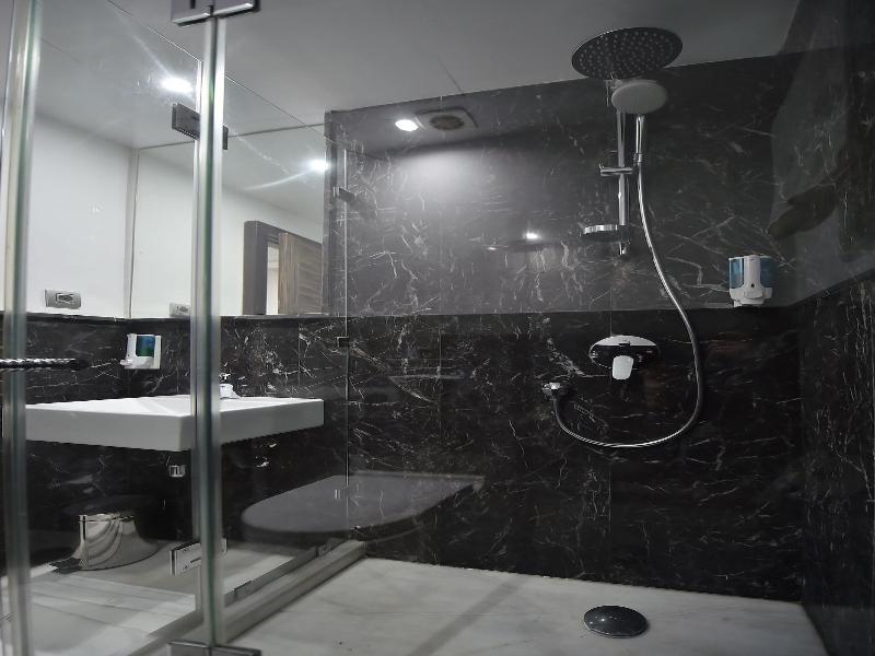 Suites Hotel Le Yacht image