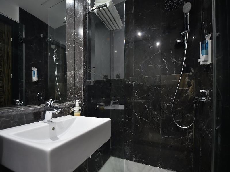 Suites Hotel Le Yacht image