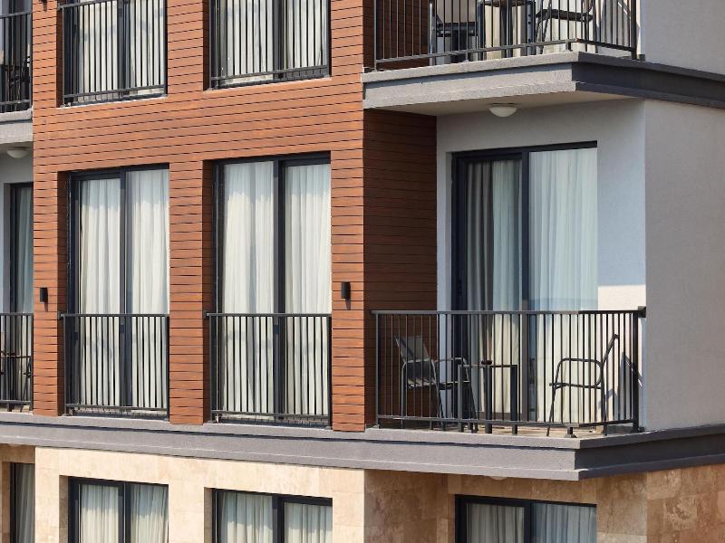 Bayview Hills Luxury Residences — exterior view