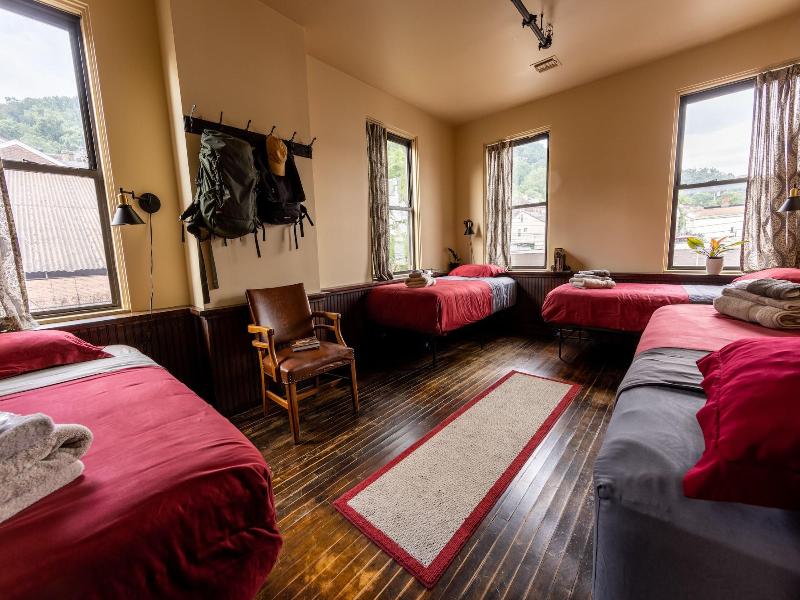 Traveler's Rest Hotel image