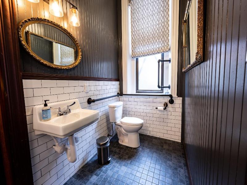 Traveler's Rest Hotel image