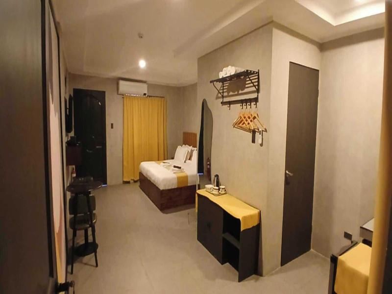 Townhouse Oak Grey Hotel Near Clark Internationa image