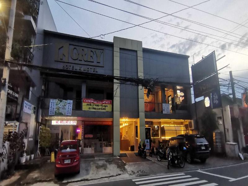 Townhouse Oak Grey Hotel Near Clark Internationa — exterior view