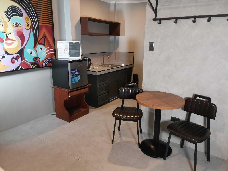 Townhouse Oak Grey Hotel Near Clark Internationa image
